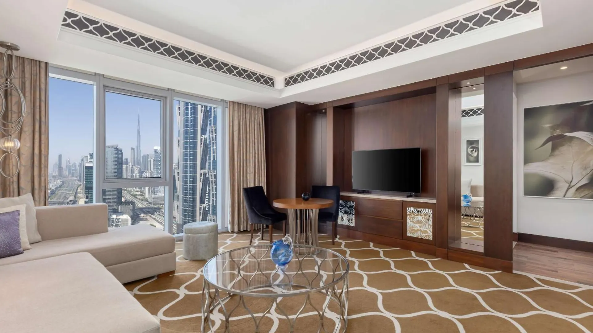 Hilton Dubai Al Habtoor City 5*,