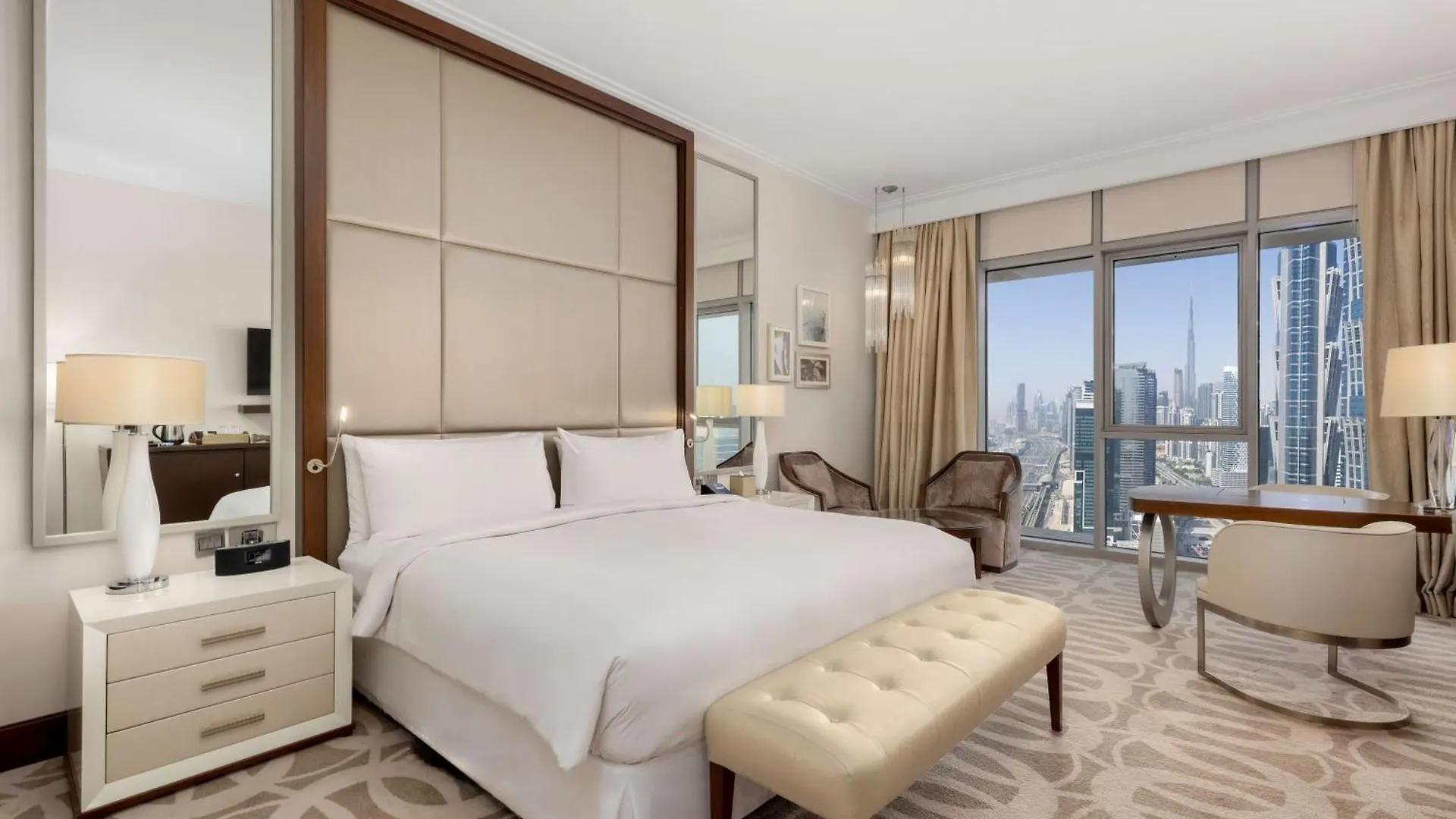 Hilton Dubai Al Habtoor City 5*,