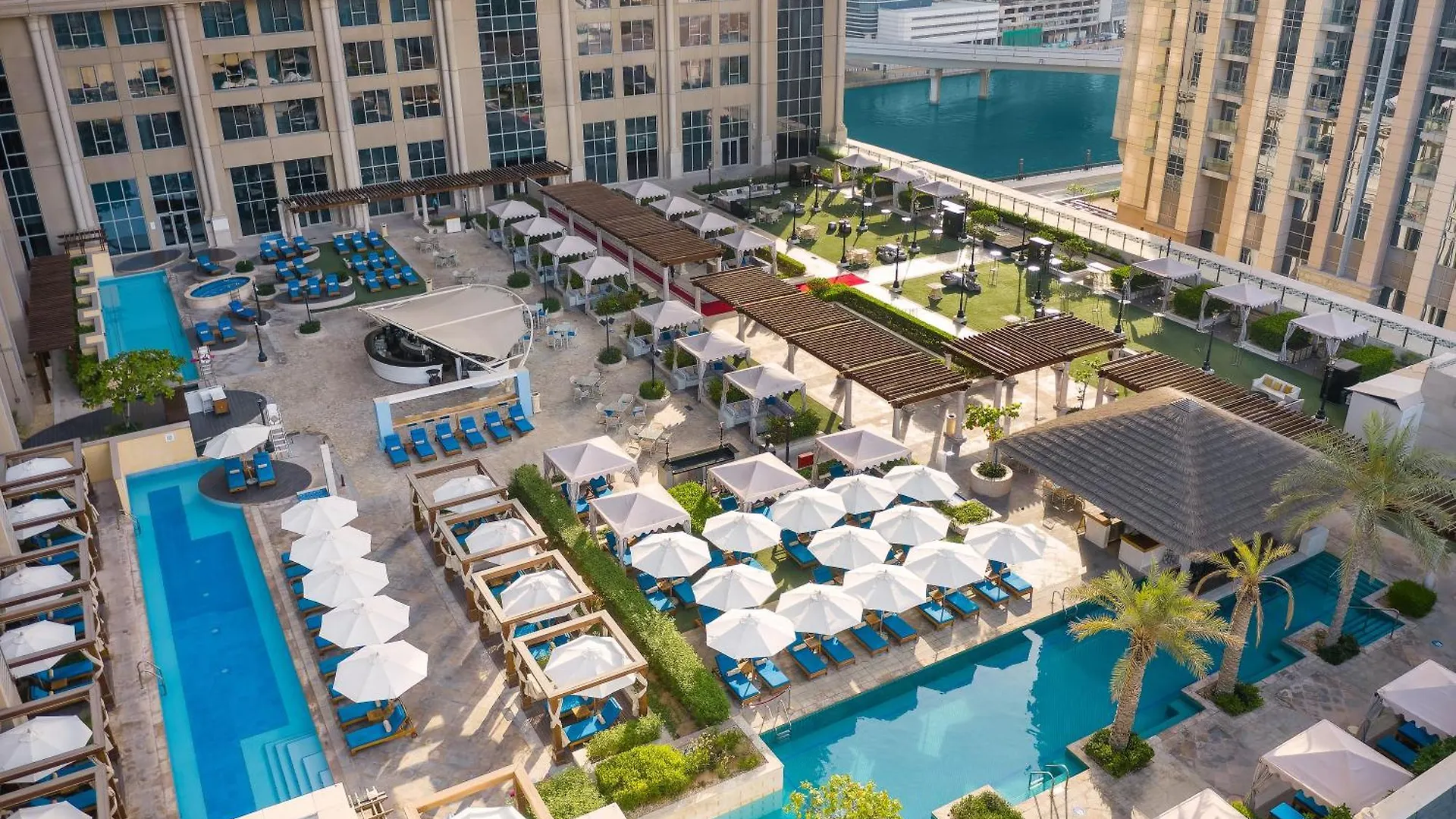 Hilton Dubai Al Habtoor City 5*,